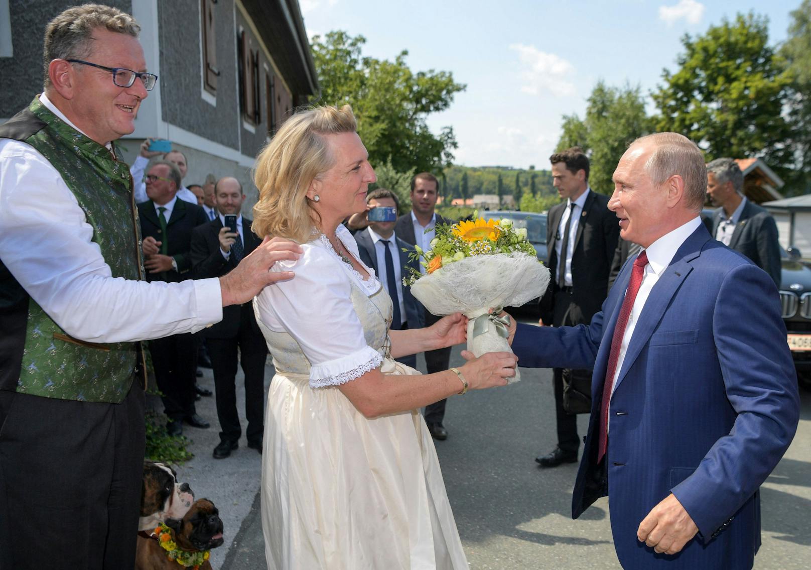 Er war der Stargast auf der Hochzeit von Ex-Außenministerin Karin Kneissl. Wladimir Putin nahm die Einladung der damaligen Spitzenpolitikerin und jetzigen Rosneft-Aufsichtsrätin mit Freude an.