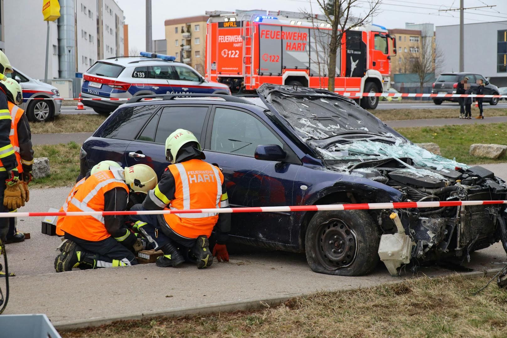 Für die Einsatzkräfte wurde Großalarm ausgelöst. Derzeit stehen zwei Feuerwehren, die Polizei und das Rote Kreuz mit zahlreichen Fahrzeugen im Einsatz.