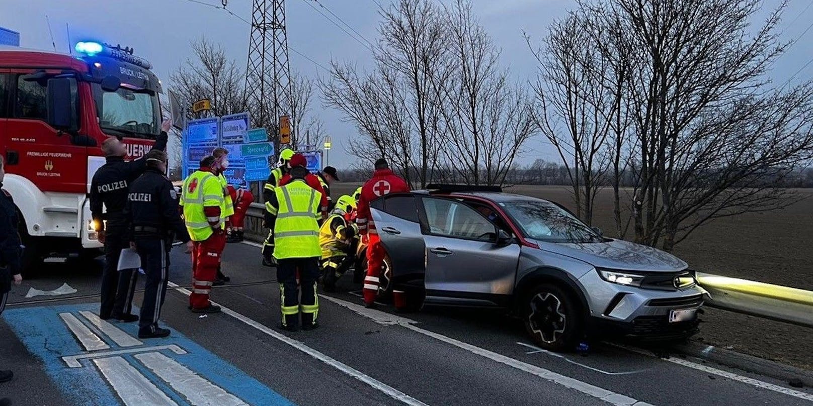 Flüchtlinge in Kofferraum: Feuerwehr und weitere Einsatzkräfte vor Ort