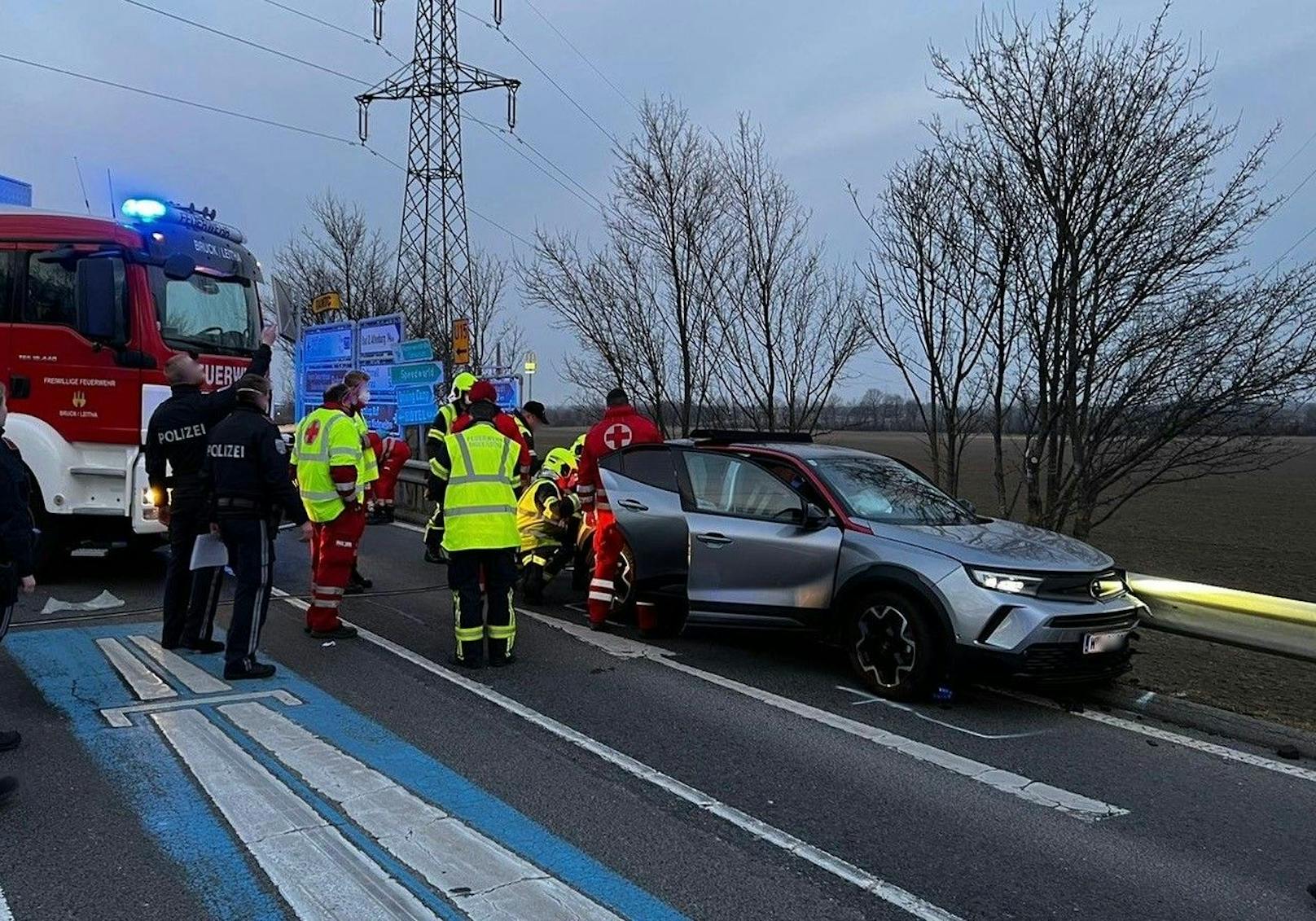 Flüchtlinge in Kofferraum: Feuerwehr und weitere Einsatzkräfte vor Ort