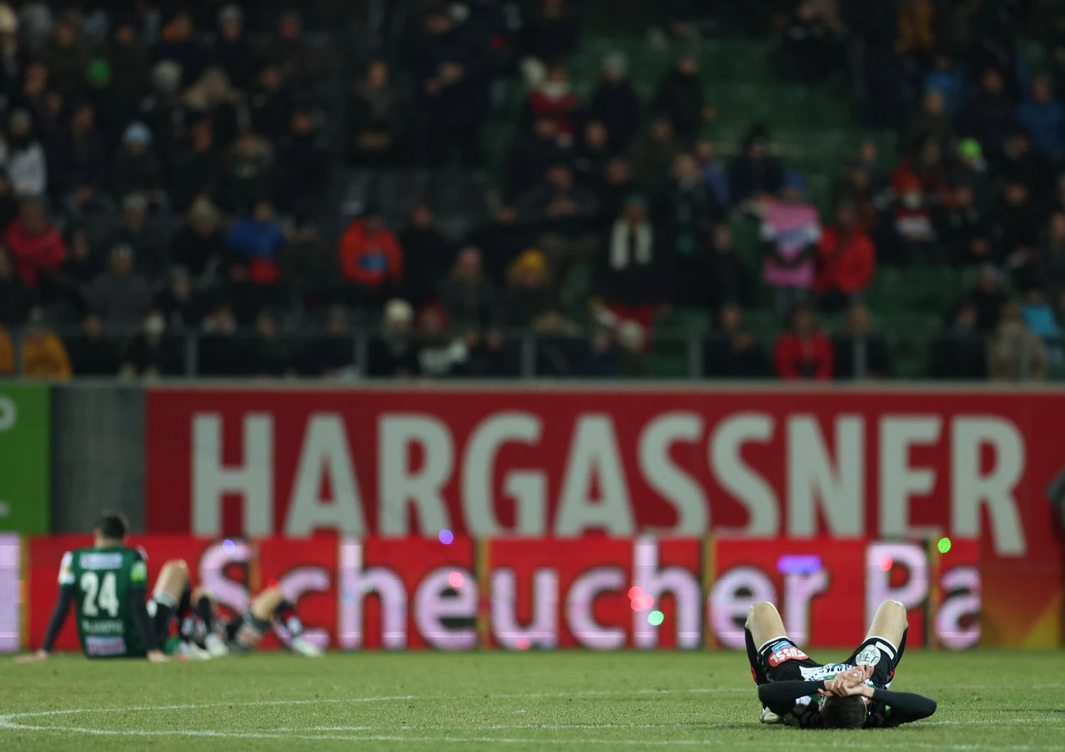 Die Rieder liegen nach dem Schlusspfiff enttäuscht auf dem Rasen.