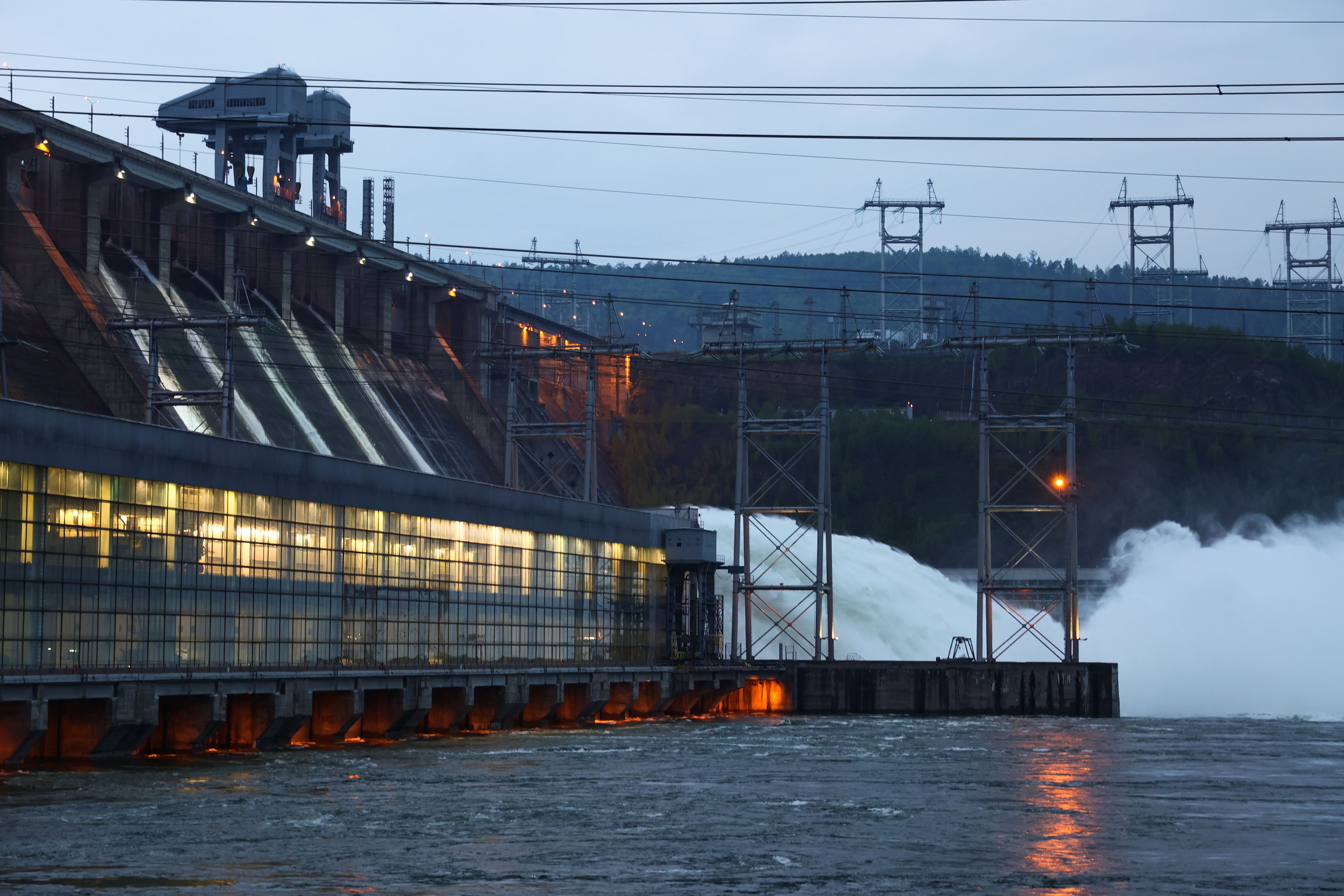 Putins Truppen sollen planen, den Damm eines Wasserkraftwerks einzunehmen. 
