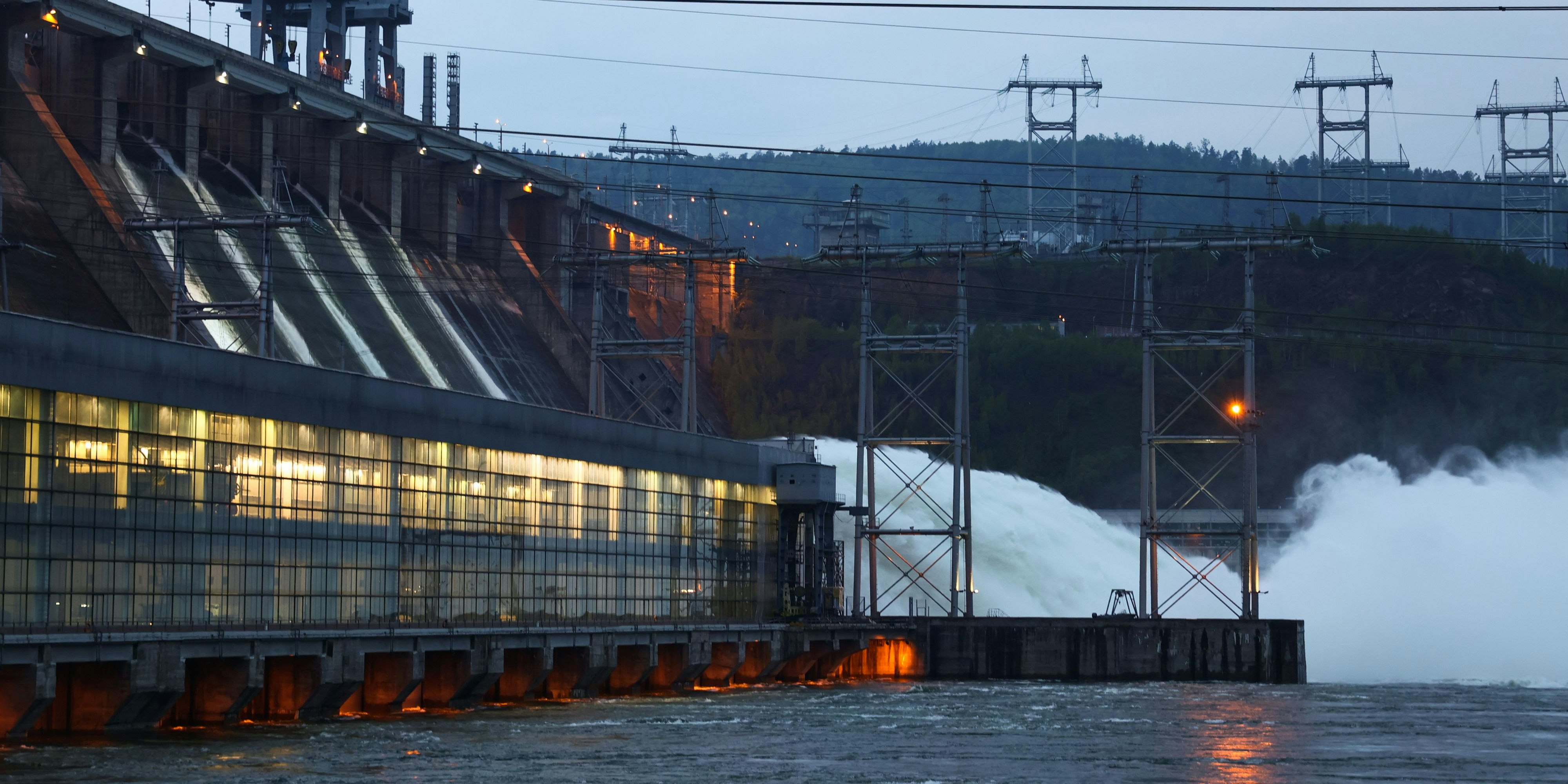 Putins Truppen sollen planen, den Damm eines Wasserkraftwerks einzunehmen. 