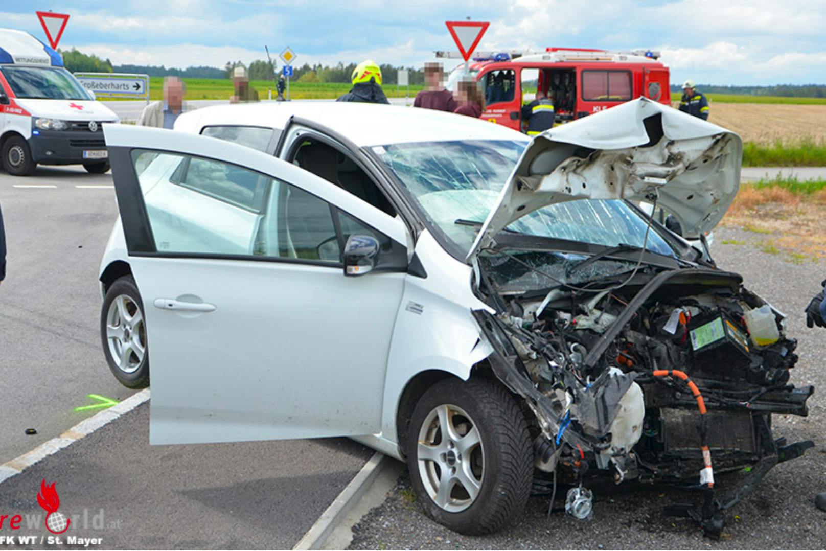 Im Renault wurden 2 Insassen verletzt.