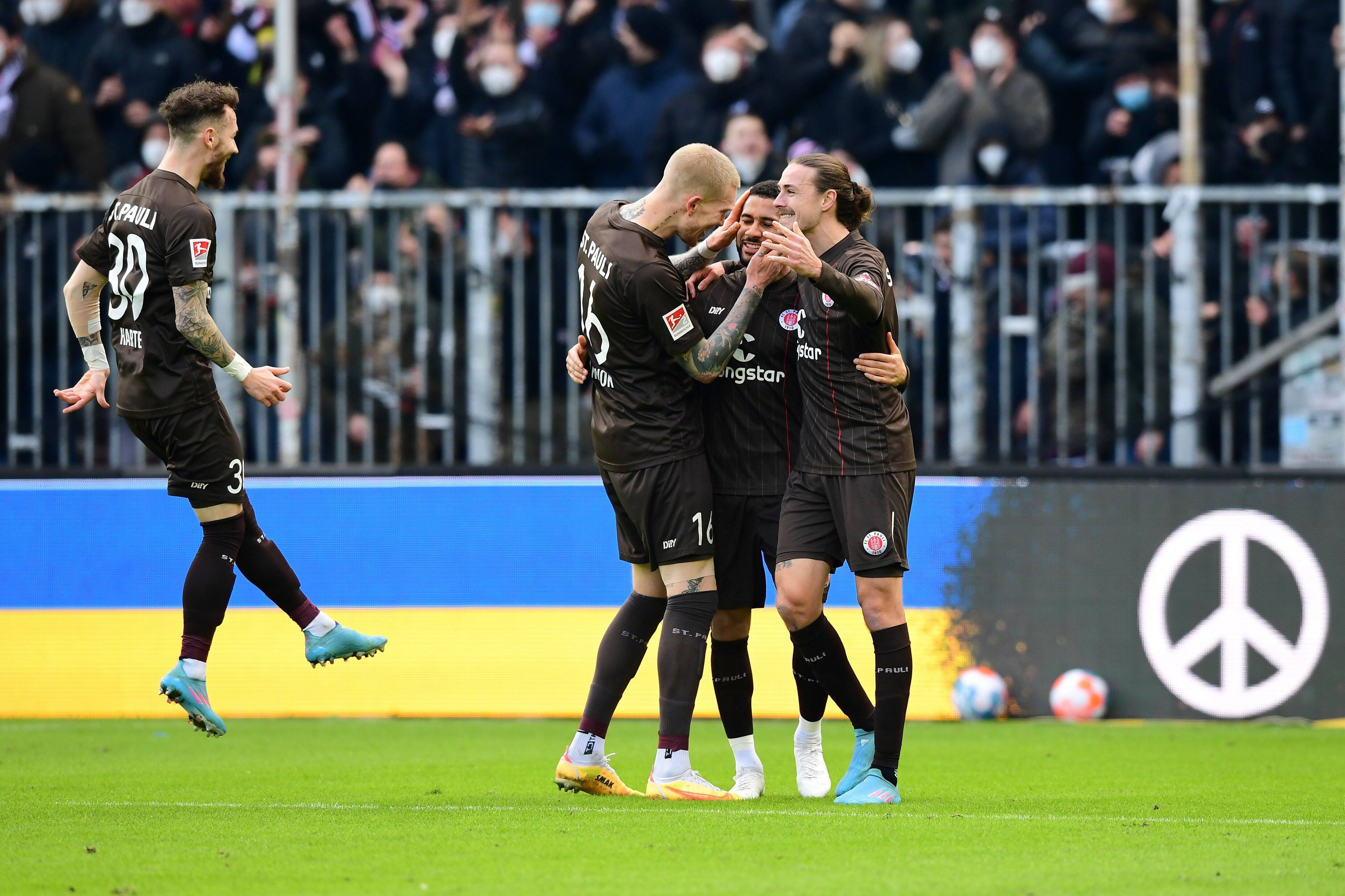Die Werbebande von St. Pauli erstrahlte in den Ukraine-Farben.