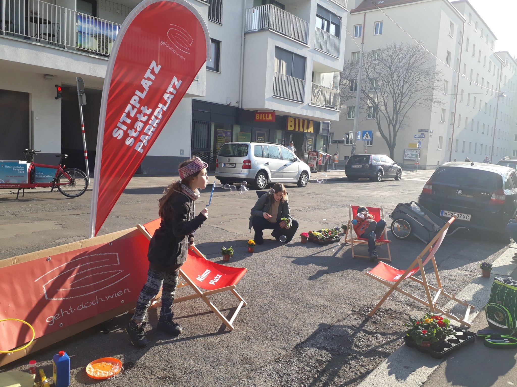 Auch in der Nordmanngasse Ecke Fultonstraße wurden Parkplätze zur Begegnungszone.