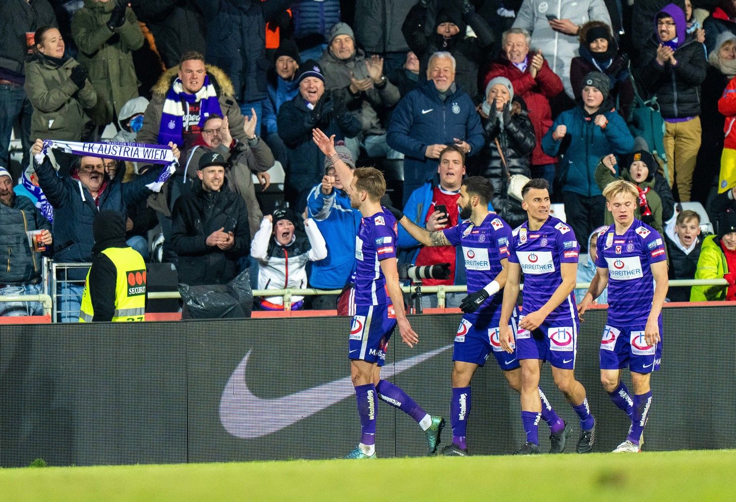 Die Austria jubelt mit den mitgereisten Fans.