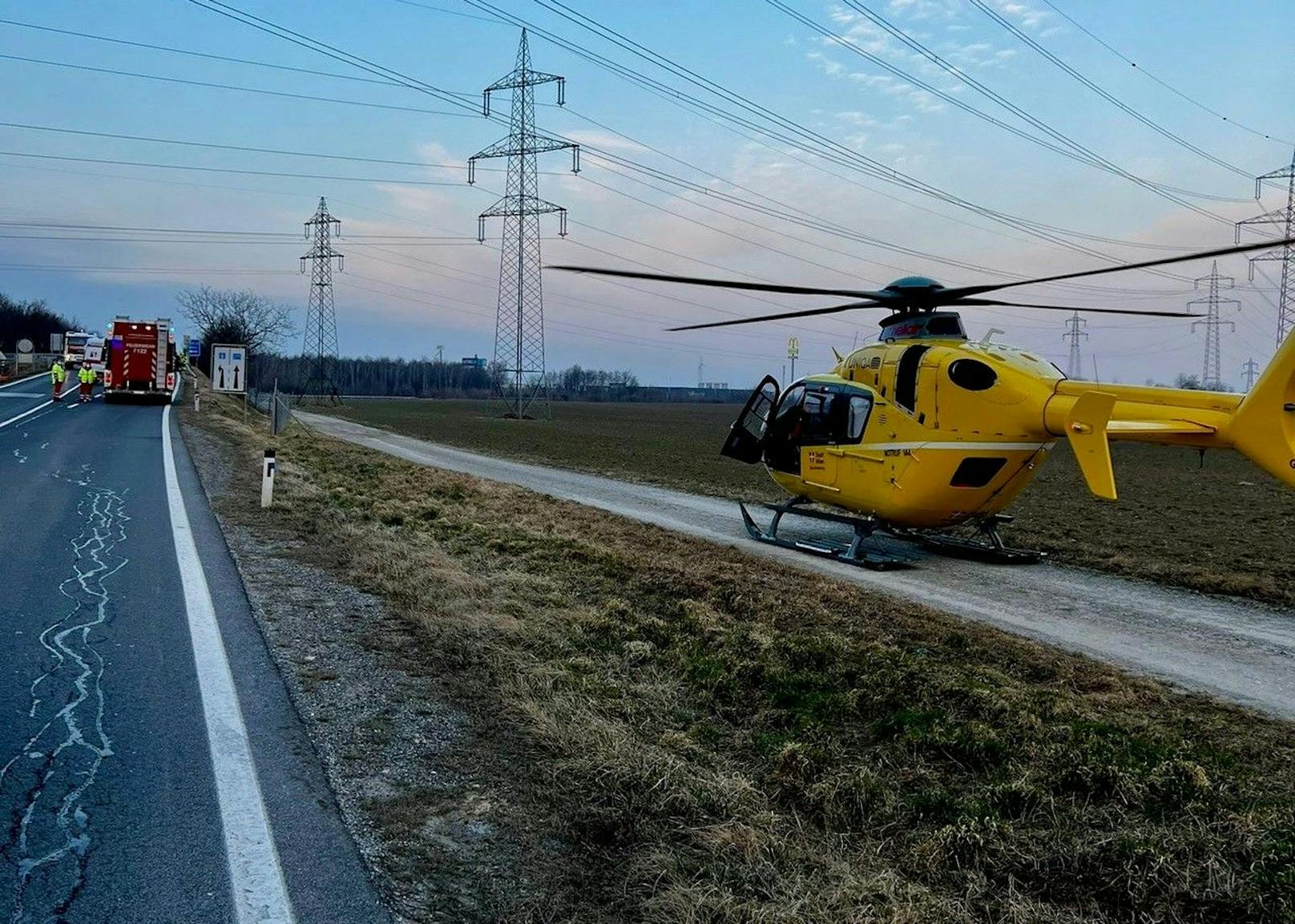 Flüchtlinge in Kofferraum: Feuerwehr und weitere Einsatzkräfte vor Ort