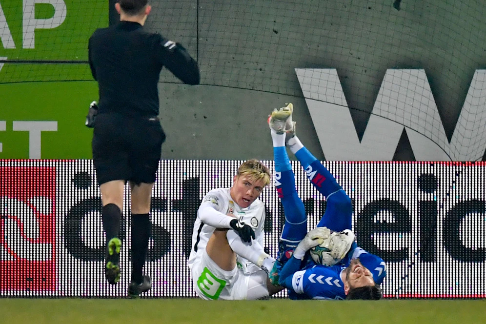 Samuel Sahin-Radlinger fliegt gegen Sturm vom Platz.