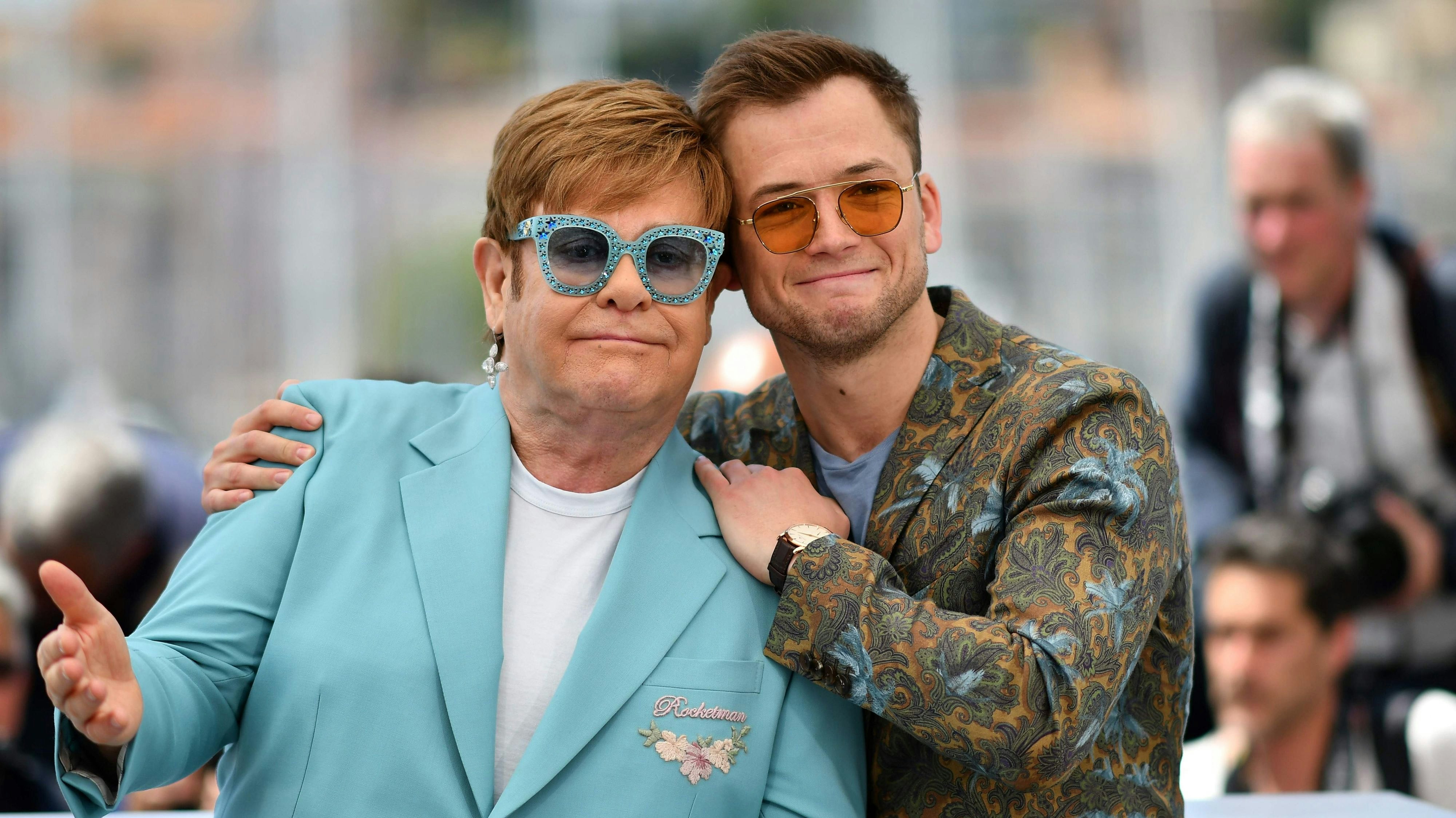 Download von www.picturedesk.com am 06.03.2022 (21:34).  British singer-songwriter Elton John (L) and British actor Taron Egerton pose during a photocall for the film "Rocketman" at the 72nd edition of the Cannes Film Festival in Cannes, southern France, on May 16, 2019. (Photo by Alberto PIZZOLI / AFP) - 20190516_PD3338 - Rechteinfo: Rights Managed (RM) Nur für redaktionelle Nutzung! Werbliche Nutzung erfordert Freigabe: bitte schicken Sie uns eine Anfrage.