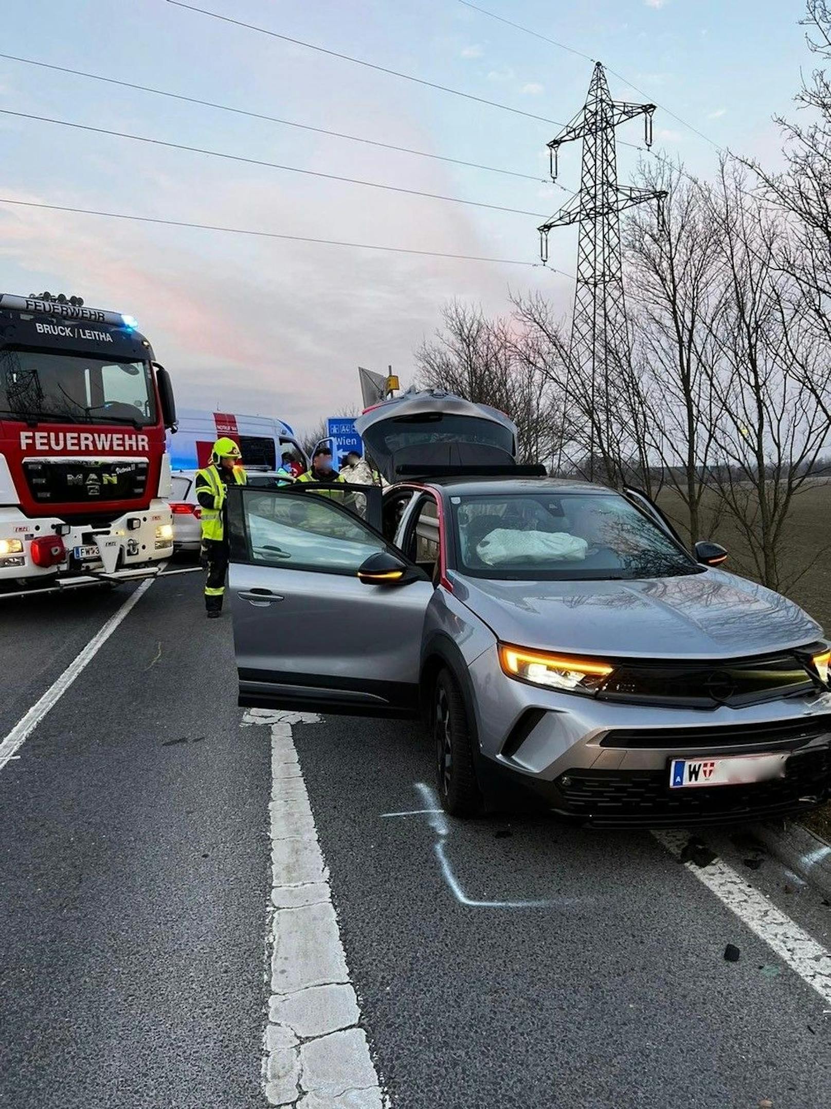 Flüchtlinge in Kofferraum: Feuerwehr und weitere Einsatzkräfte vor Ort