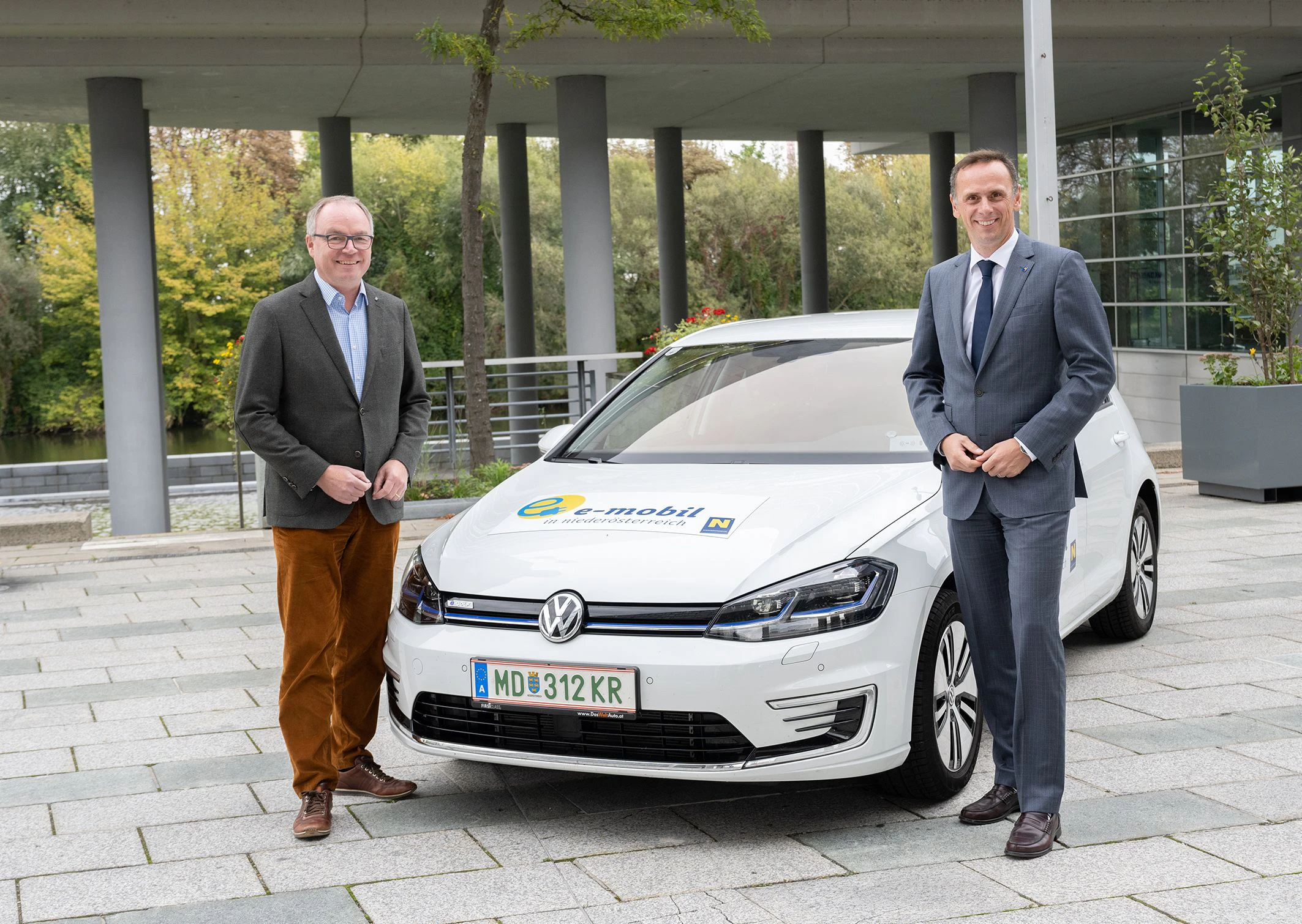 Pernkopf (li.) und Danninger mit einem E-Auto.