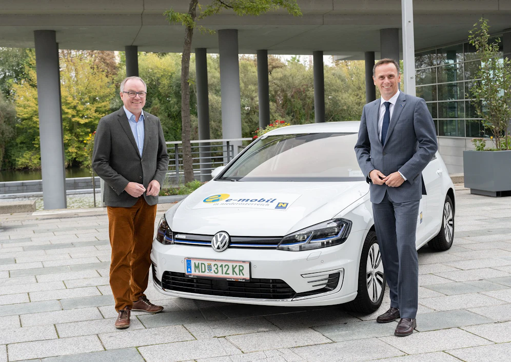 Pernkopf (li.) und Danninger mit einem E-Auto.