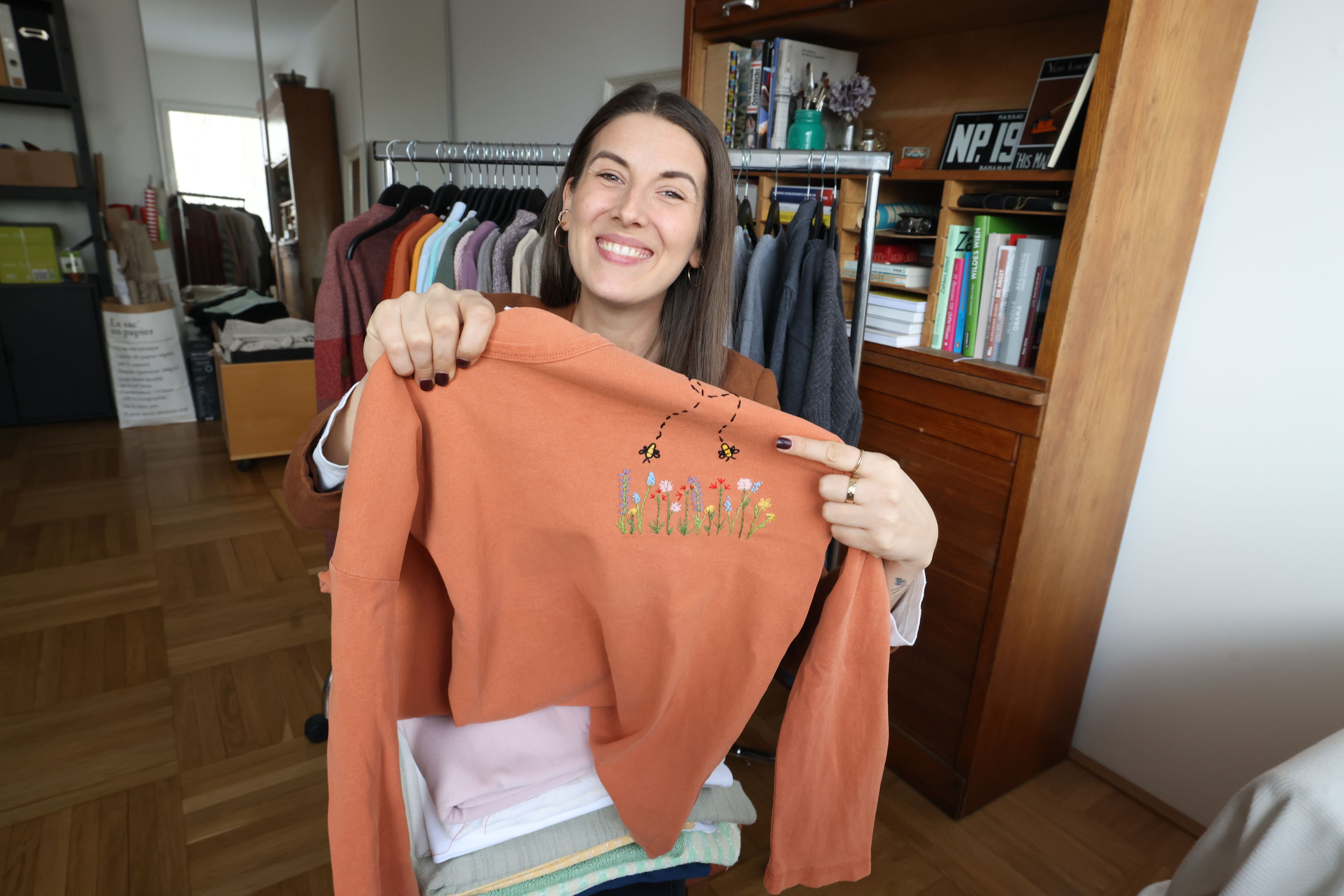 Durch Stickereien macht Bloggerin Astrid Aschenbrenner Second Hand Kleidung zum gefragten 