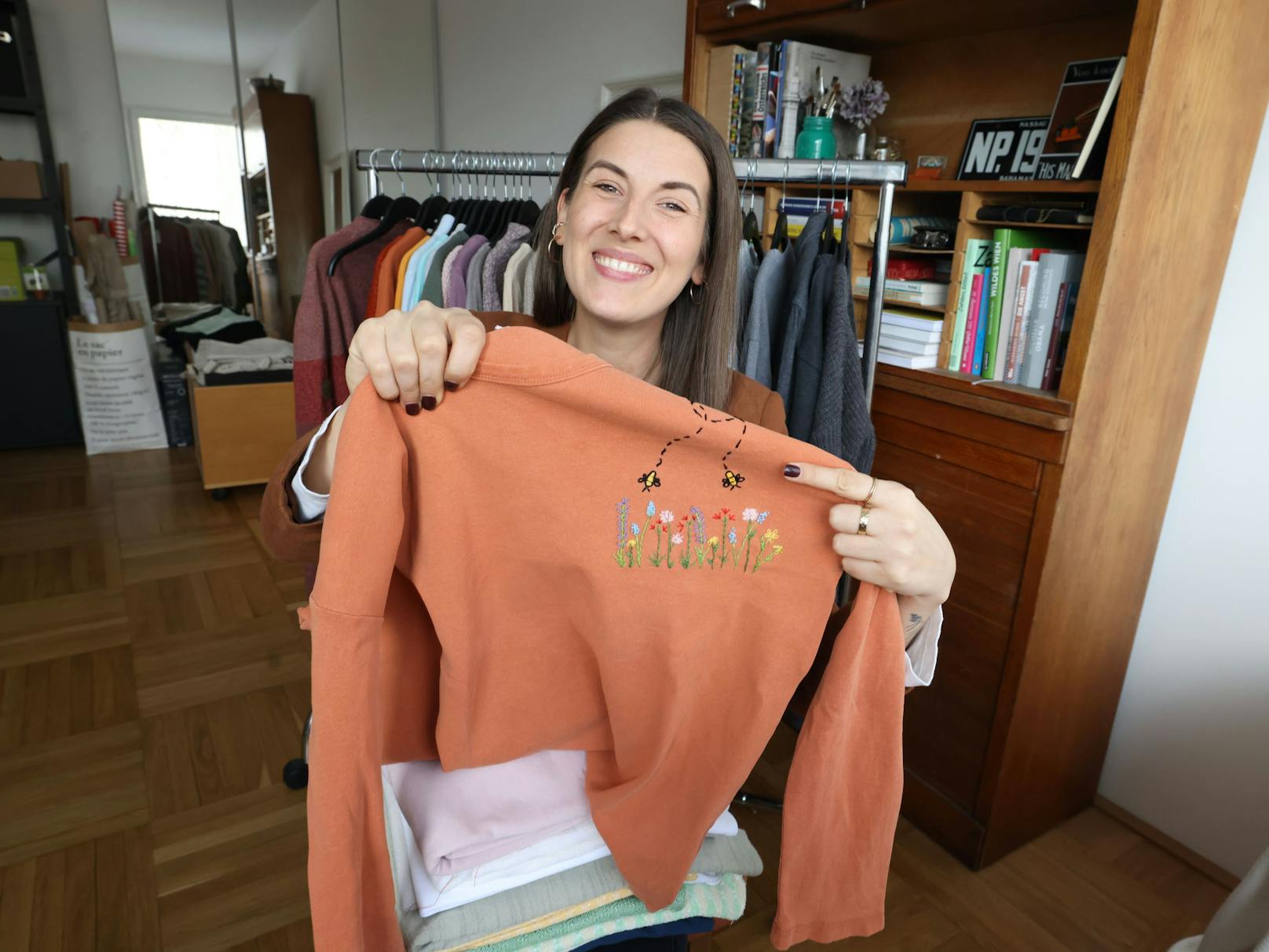 Durch Stickereien macht Bloggerin Astrid Aschenbrenner Second Hand Kleidung zum gefragten "Einzelstück". Fingerfertige Omas bittet sie um Hilfe.