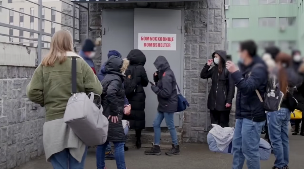 In der Ukraine boomt die Leihmutterschaft. Weil sich die Lage in Kiew zuspitzt, wurde für Babys und Eltern ein Schutzbunker eingerichtet.