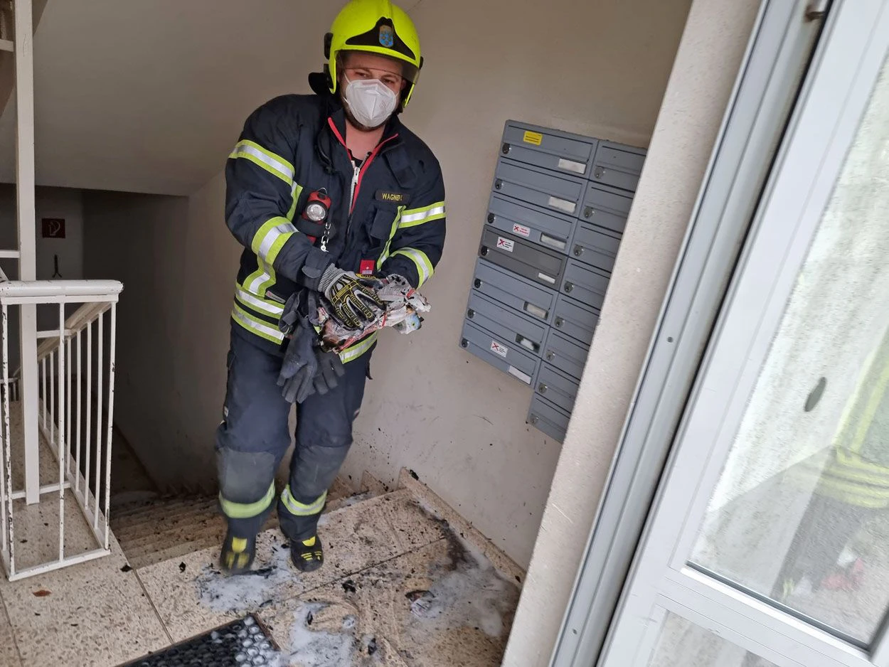 Brand in Mehrparteienhaus in Baden: Feuerwehr im Einsatz