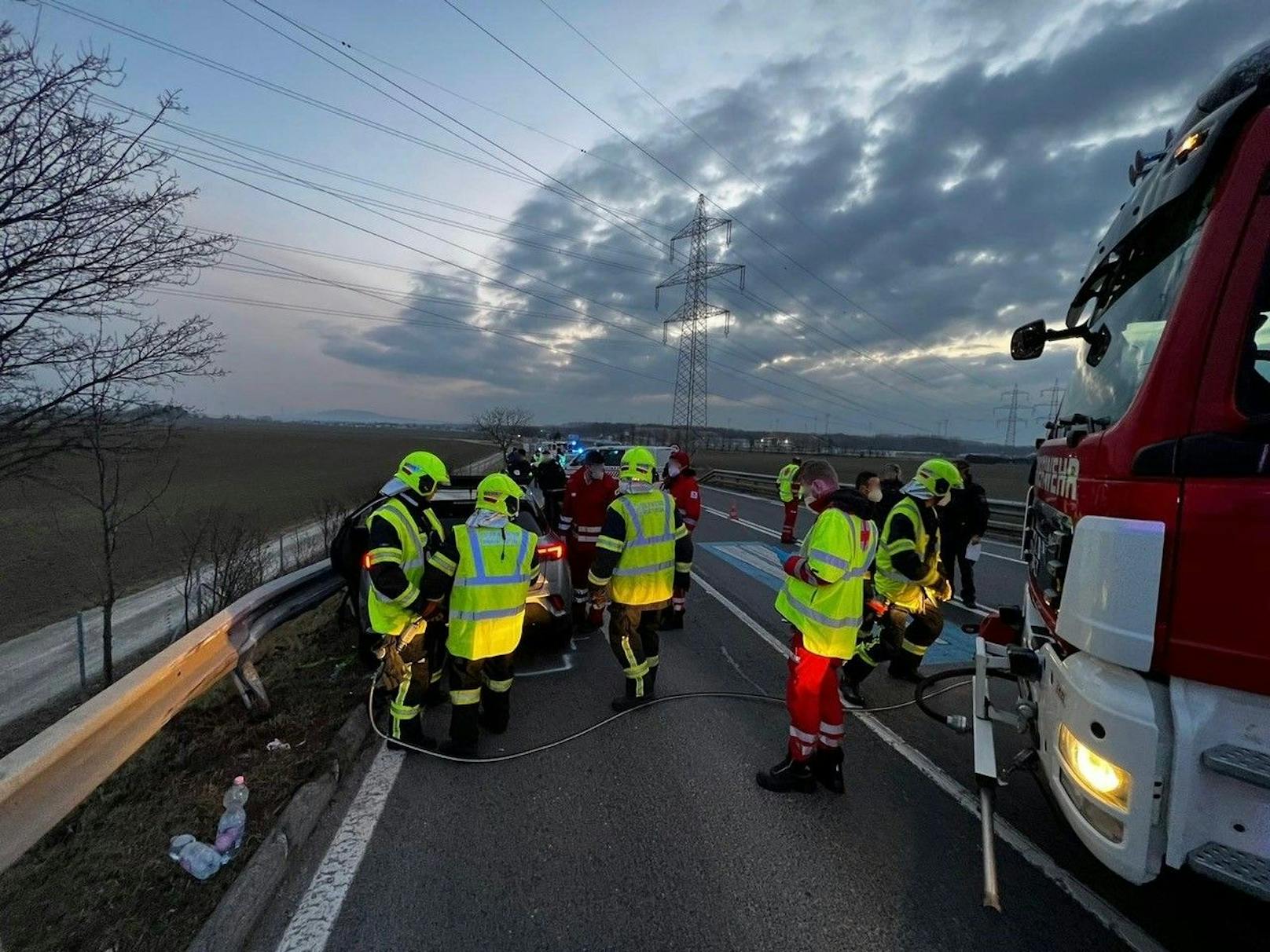 Flüchtlinge in Kofferraum: Feuerwehr und weitere Einsatzkräfte vor Ort