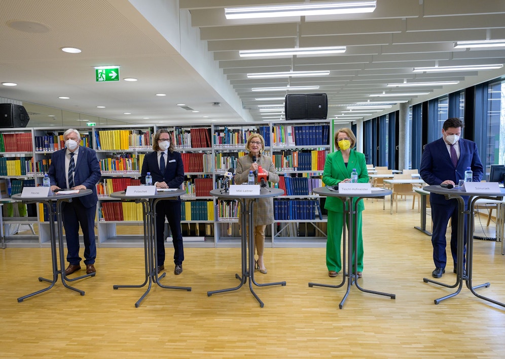 Bildungsdirektor Johann Heuras, Bildungsminister Martin Polaschek, Landeshauptfrau Johanna Mikl-Leitner, Landesrätin Christiane Teschl-Hofmeister und Bürgermeister Stefan Szirucsek