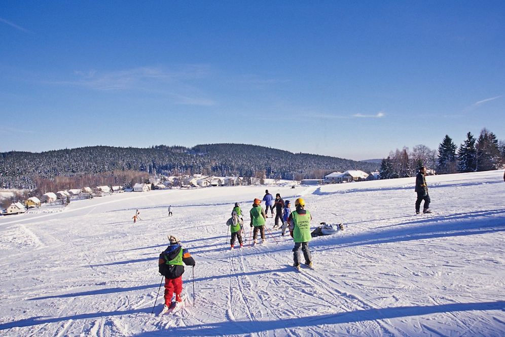Kinder beim Skifahren in Karlstift.