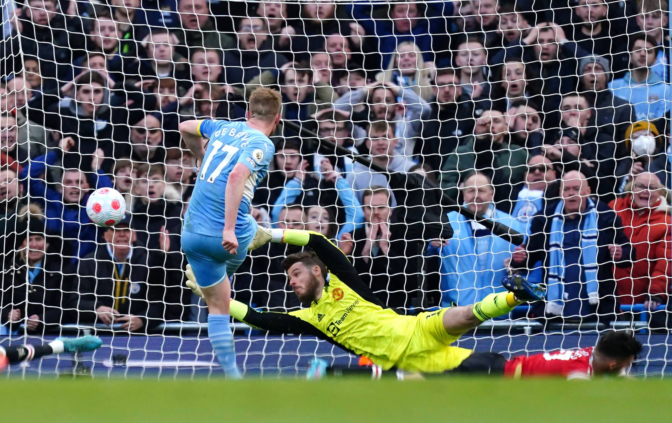 Kevin De Bruyne trifft gegen David De Gea doppelt.