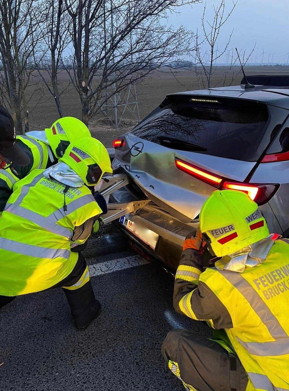 Flüchtlinge in Kofferraum: Feuerwehr und weitere Einsatzkräfte vor Ort