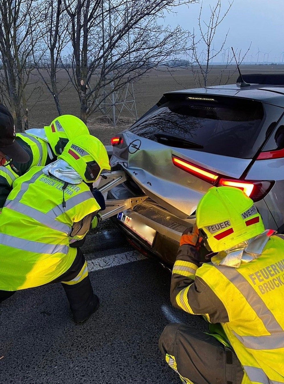Flüchtlinge in Kofferraum: Feuerwehr und weitere Einsatzkräfte vor Ort
