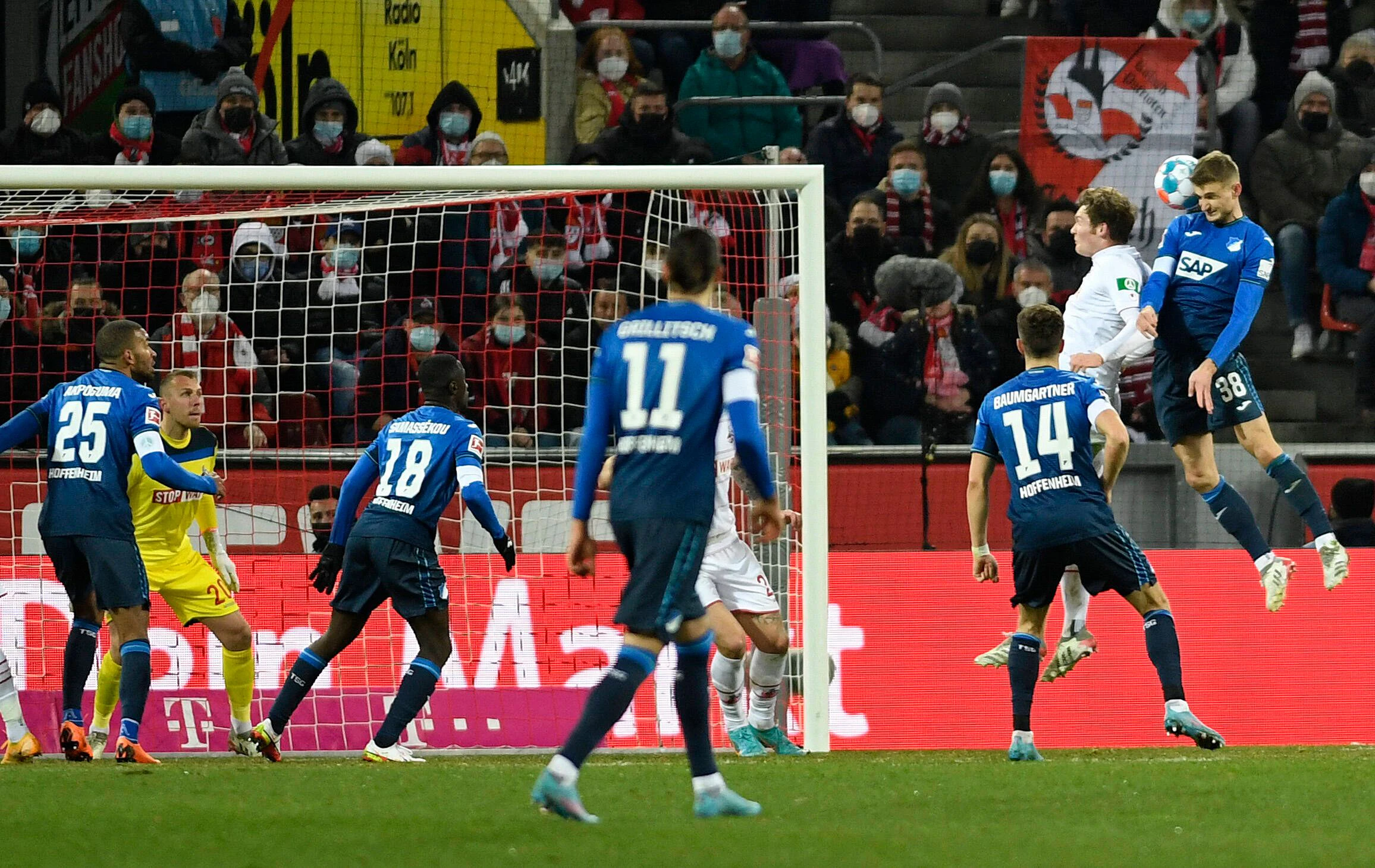 Stefan Posch köpft Hoffenheim in Köln zum Sieg.