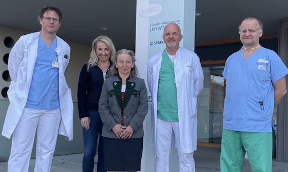 Das Ärzte-Team des LKH Wolfsberg mit Patientin Gabriele P. (Mitte)