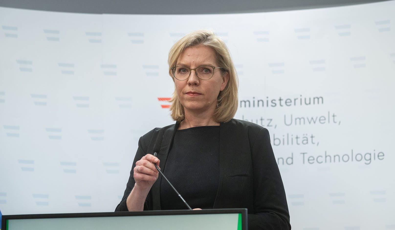 Bald 2 €! FPÖ fordert Spritpreis-Deckelung von Gewessler