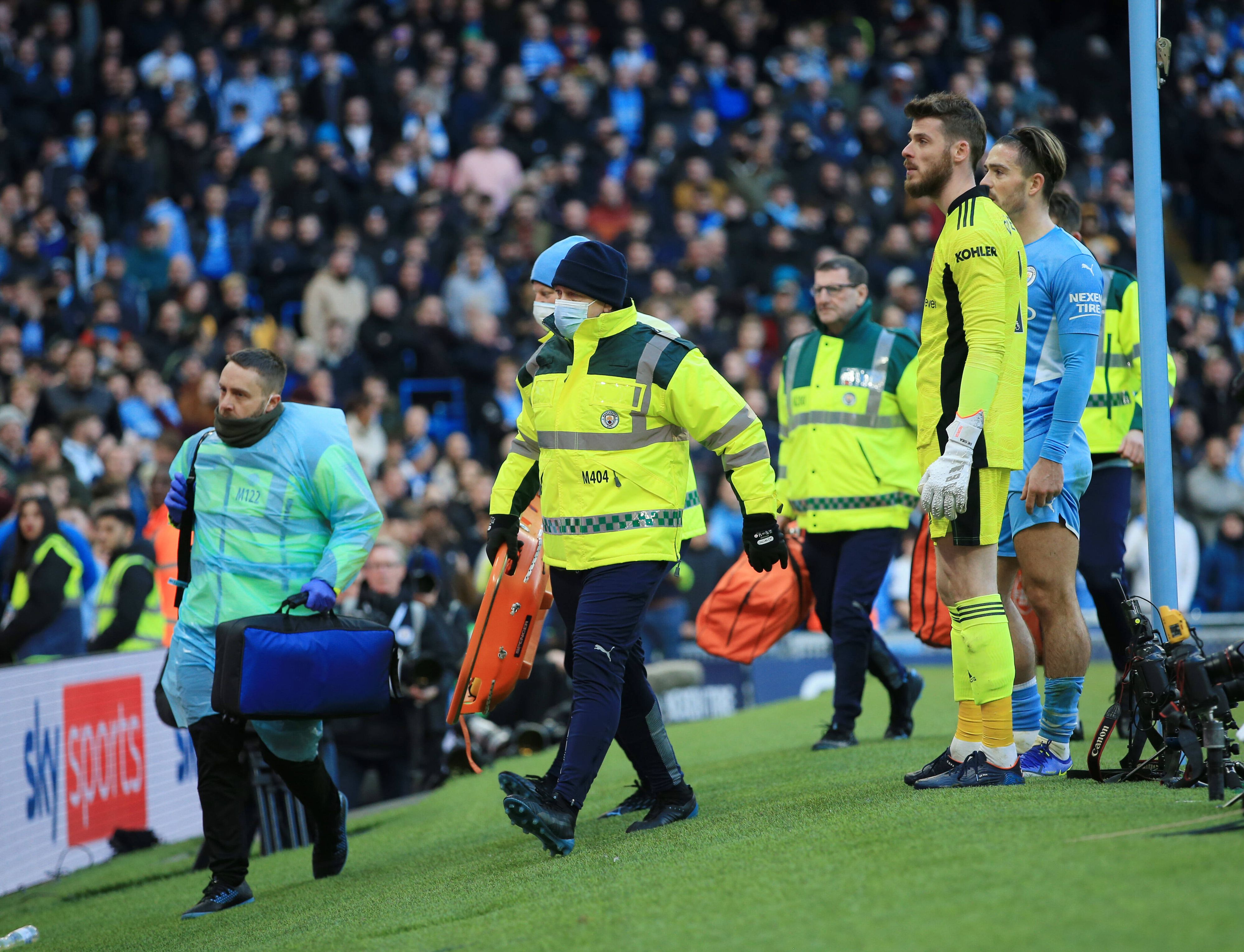 David De Gea (United) und Jack Grealish (City) blicken besorgt ins Publikum, wo es zu einem medizinischen Notfall kommt.