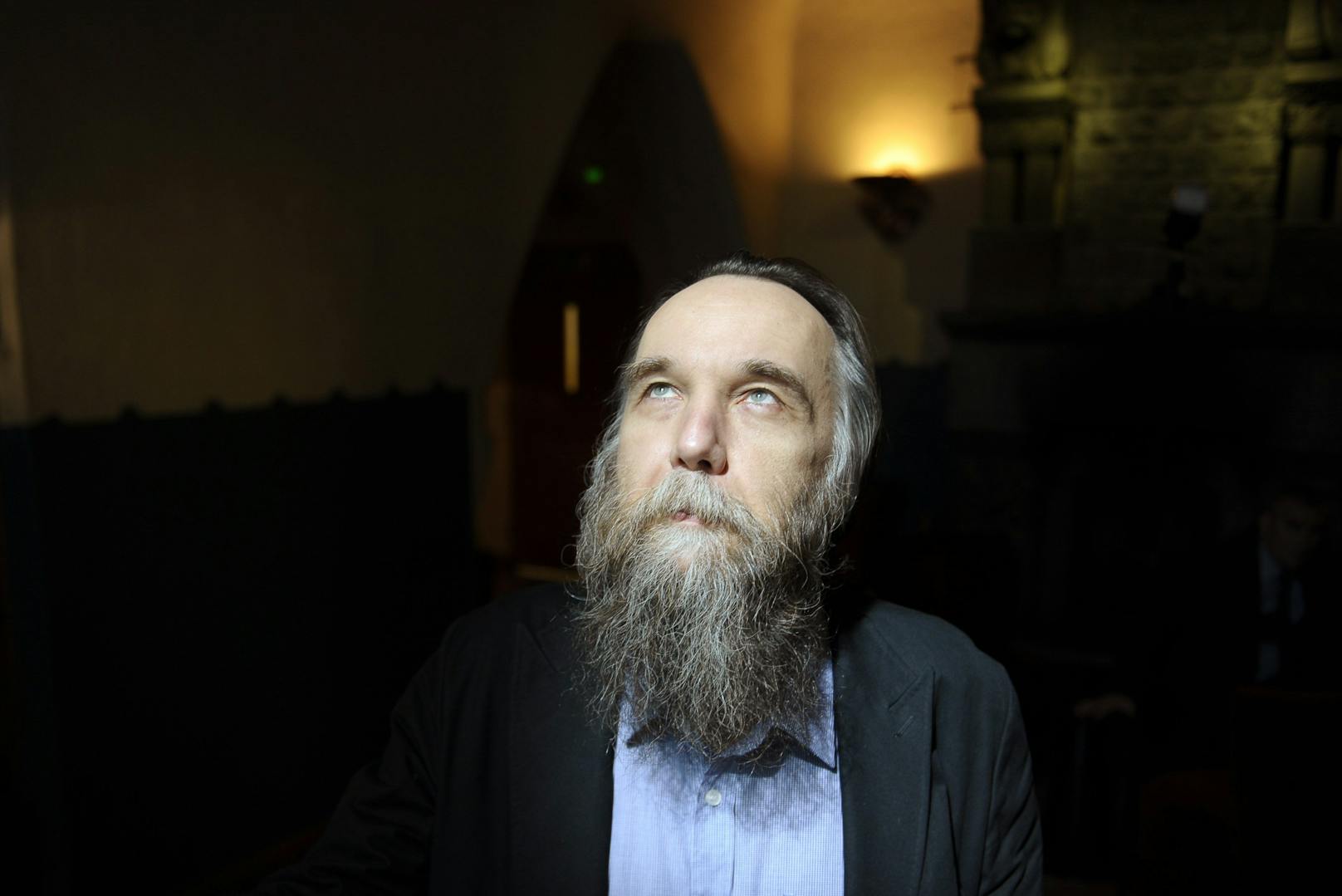 Rückenstärkung erhält Putin von Alexander Dugin. Der 60-Jährige gilt als Vordenker der Neuen Rechten, war Co-Vorsitzender der inzwischen verbotenen national-bolschewistischen Partei.