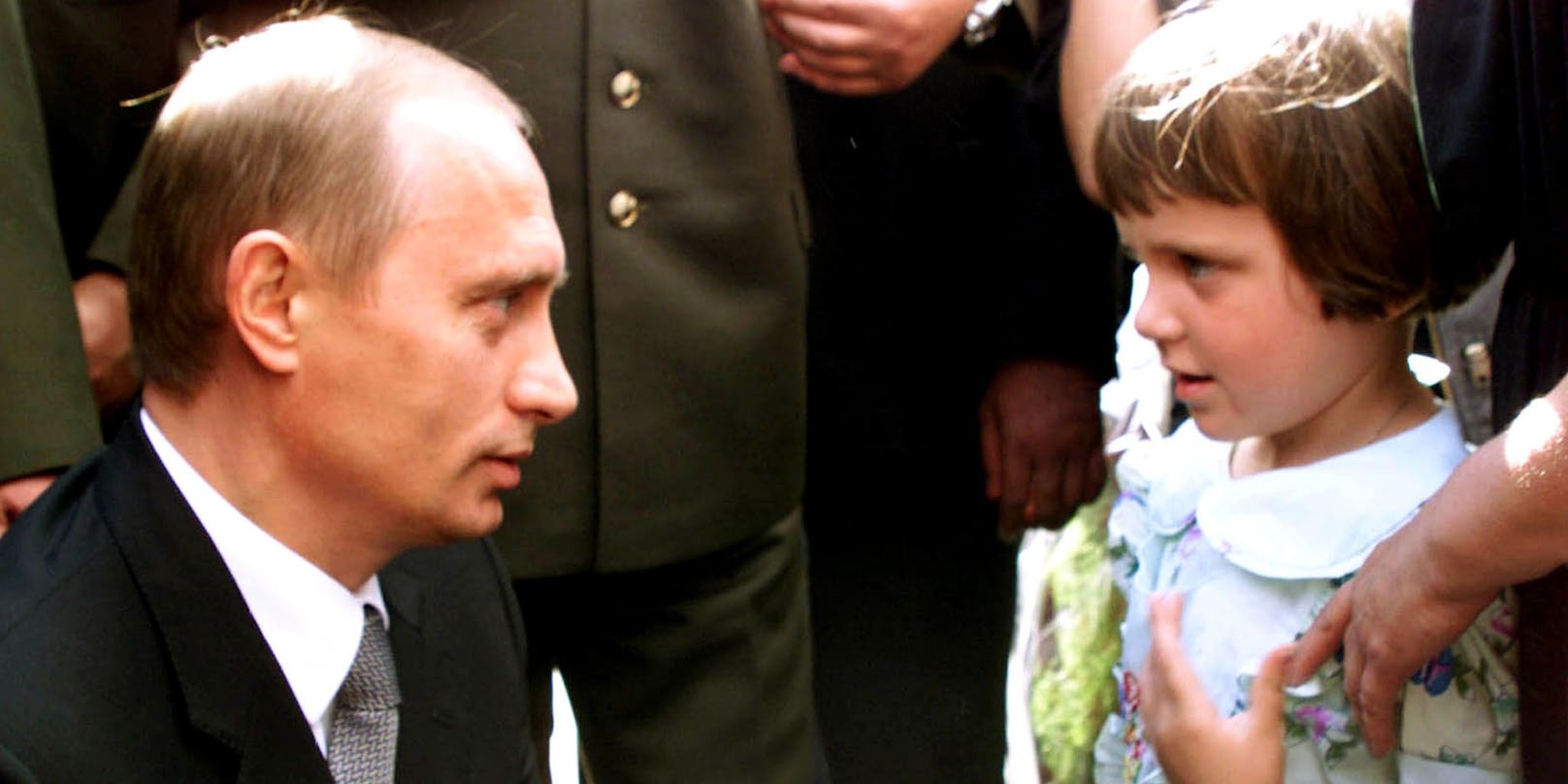 Wladimir Putin im Jahr 2000 im Gespräch mit einem kleinen Mädchen. Er selbst soll inoffiziell fünf Kinder haben.