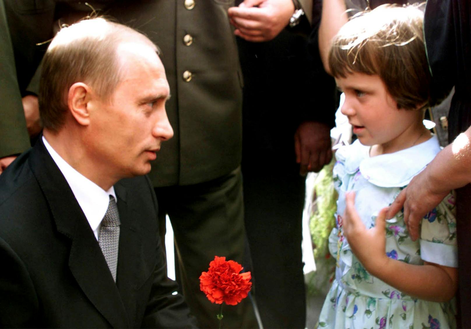 Wladimir Putin im Jahr 2000 im Gespräch mit einem kleinen Mädchen. Er selbst soll inoffiziell fünf Töchter haben.