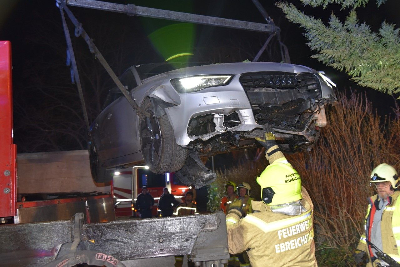 Unfall mit Audi A3 in Ebreichsdorf: Die Feuerwehr im Einsatz