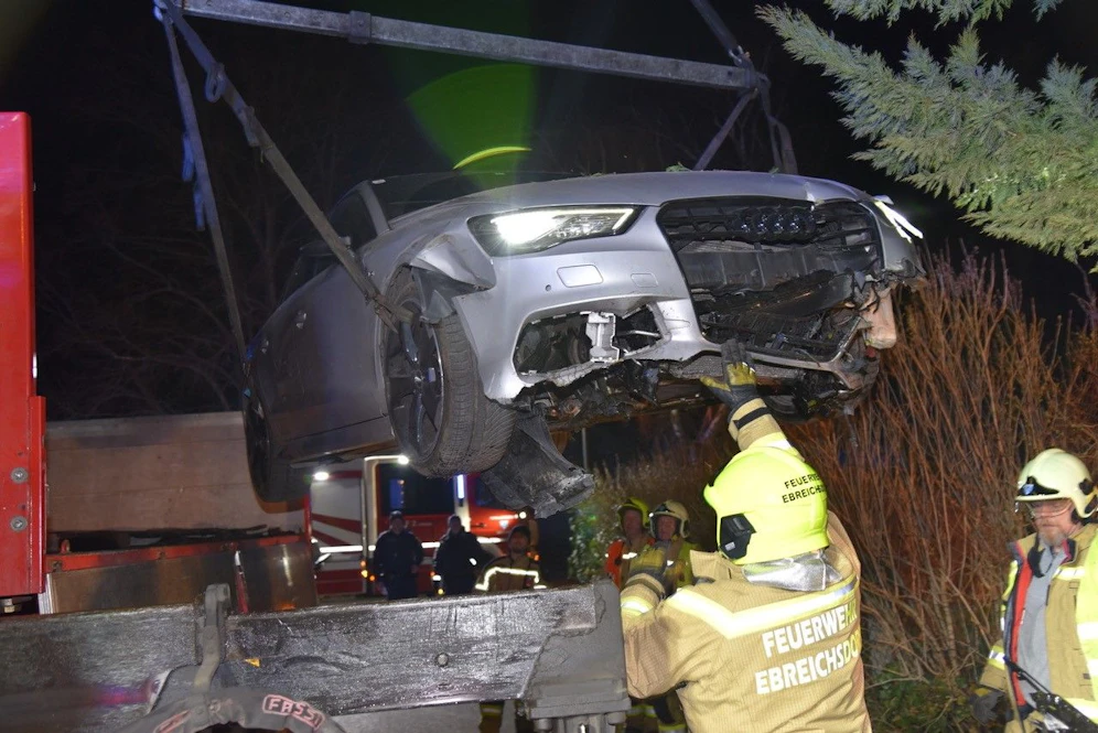 Unfall mit Audi A3 in Ebreichsdorf: Die Feuerwehr im Einsatz