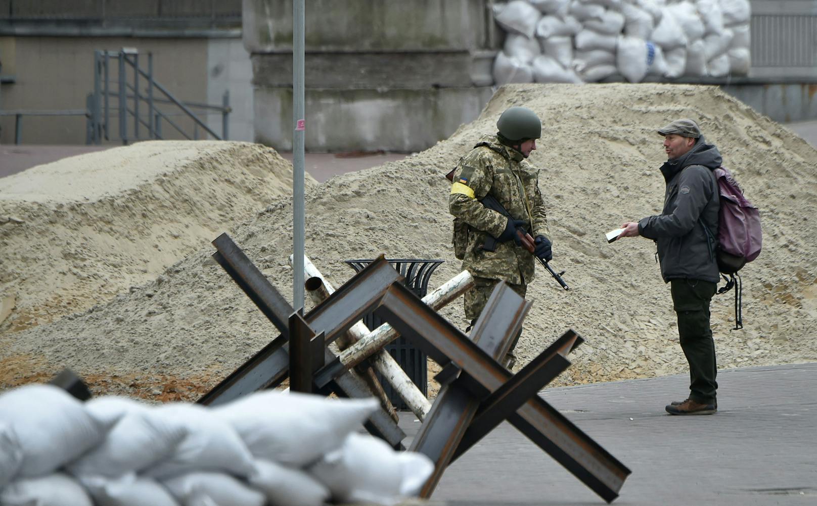 Die Personenkontrollen in Kiew werden intensiviert. Bild stammt vom 07. März 2022. 