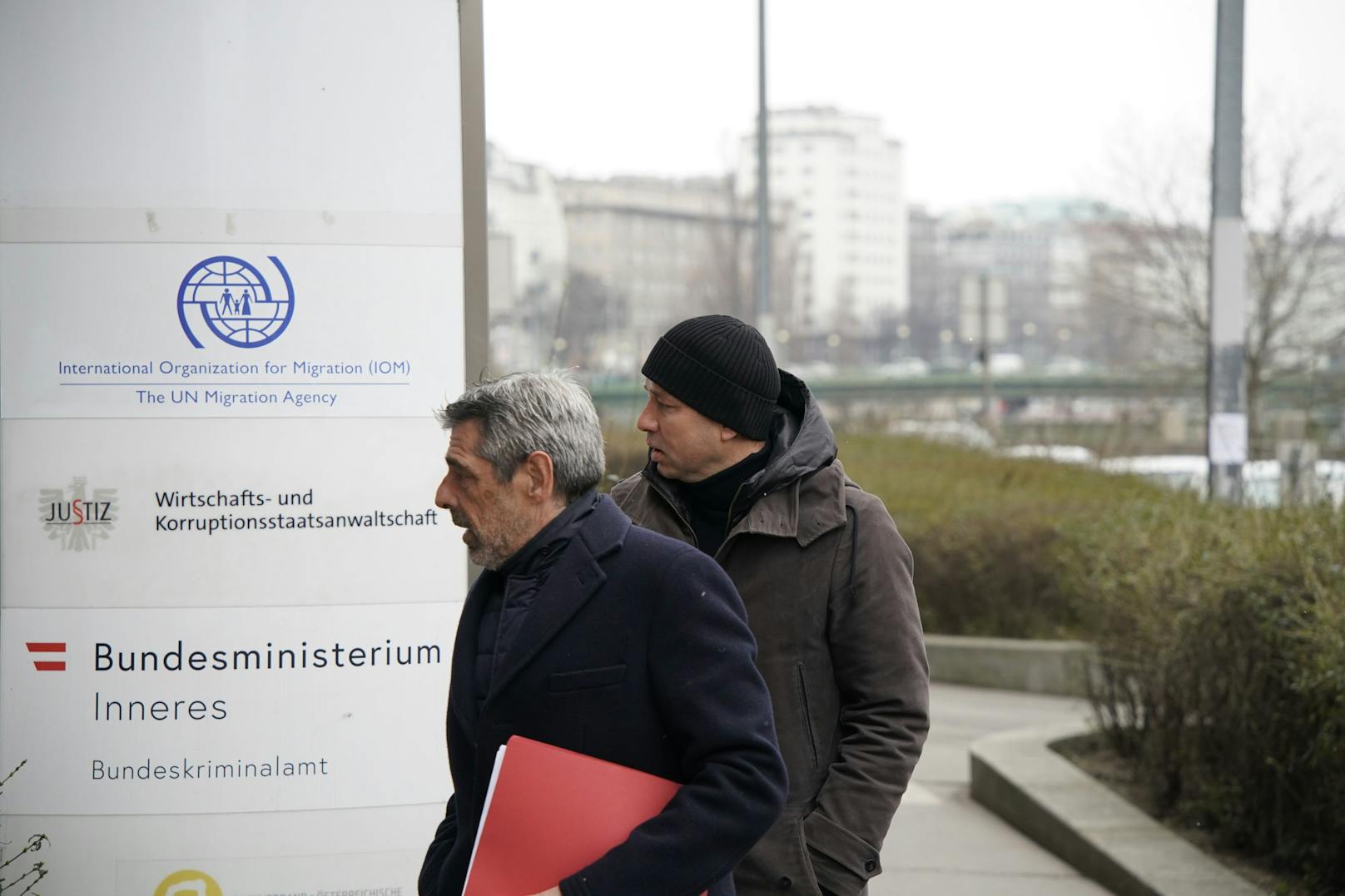 Ex-ÖBAG-Boss Thomas Schmid (hier rechts im Bild mit Haube) kommt mit seinem Anwalt zur Einvernahme.