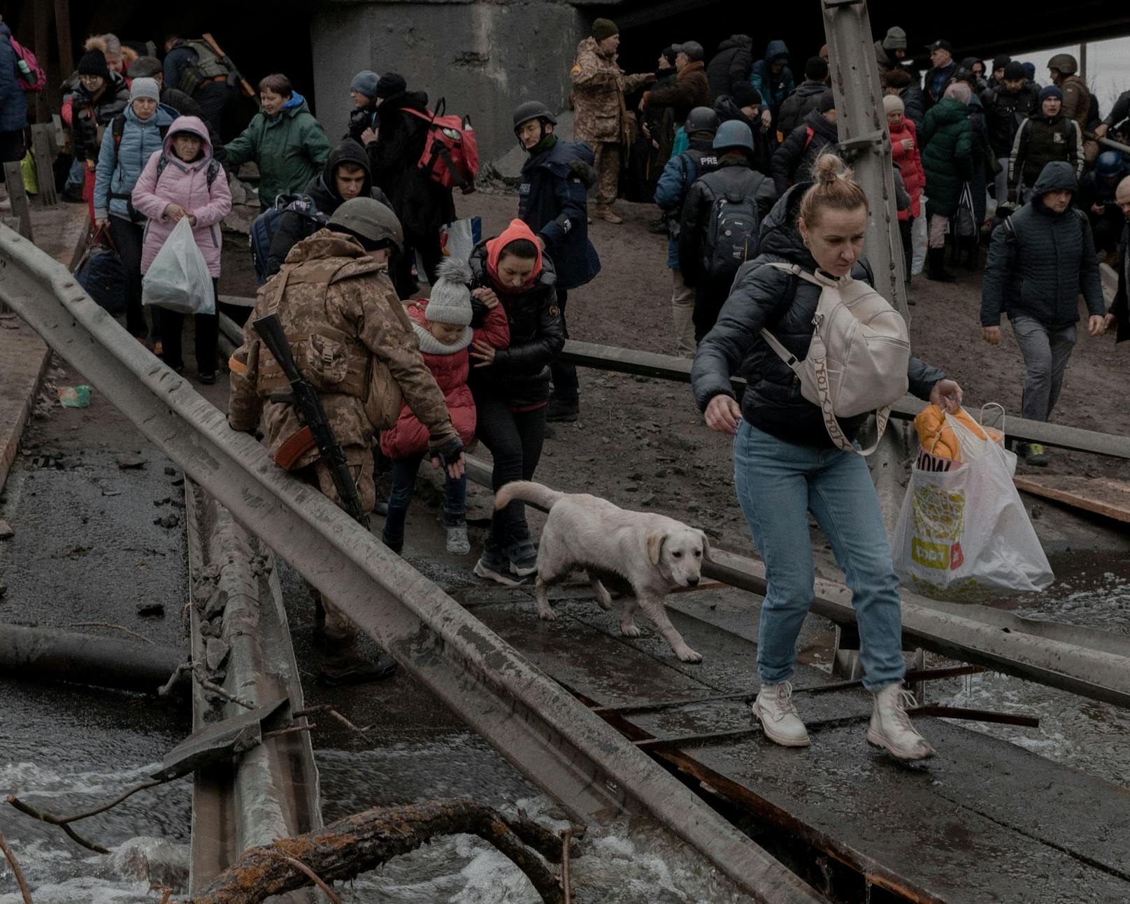 Russische Truppen bombardieren den Kiewer Vorort Irpin. Tausende Bewohner sind auf der Flucht.


