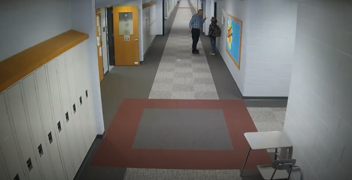 Eine Überwachungskamera hielt den unfassbaren Vorfall an einer High School in Indiana fest.