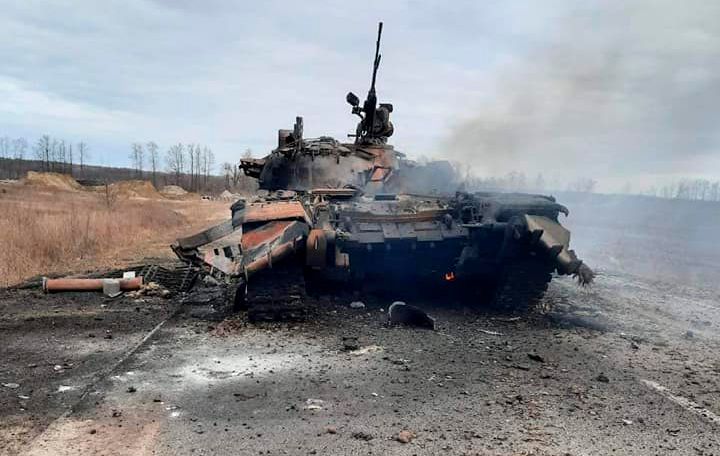 Ein zerstörter Panzer im Ukraine-Krieg.