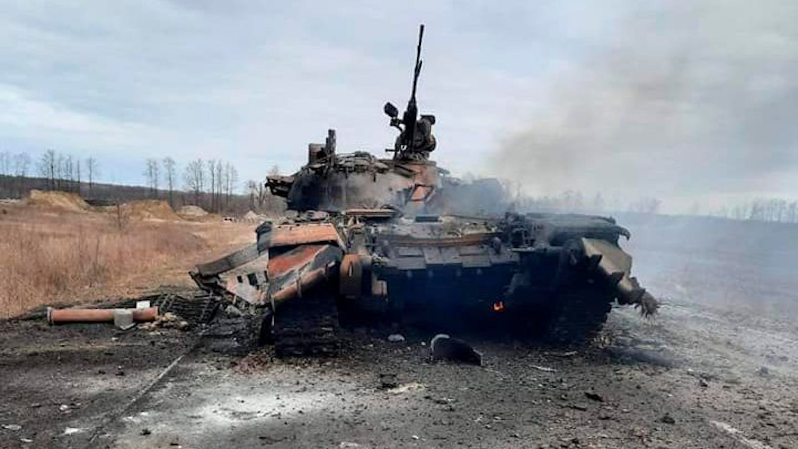 Ein zerstörter Panzer im Ukraine-Krieg.