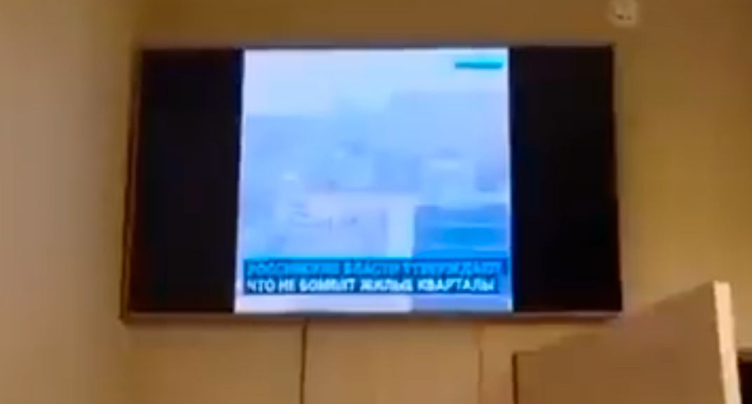 Das Hacker-Kollektiv Anonymous hat nach eigenen Angaben mehrere russische TV-Sender gekapert und statt dem normalen Programm Kriegsbilder aus der Ukraine gezeigt.