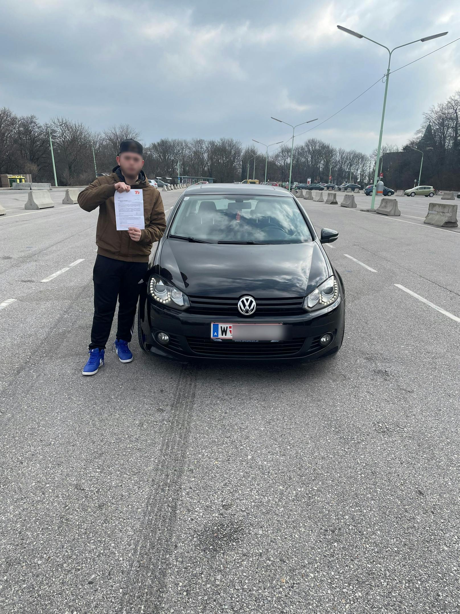 Der 20-Jährige posiert vor seinem VW Golf am Kahlenberg-Parkplatz