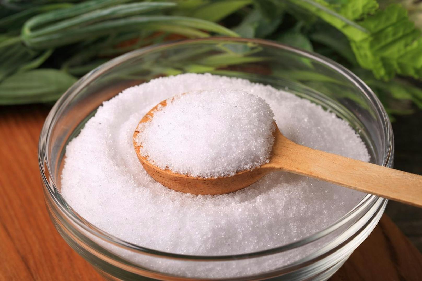 Wer gerne nascht kann statt Zucker auch gesündere Alternativen verwenden. Diese wären Erythrit, Stevia, Xylit oder Kokosblütenzucker. Auch Honig oder Ahornsirup reichen in Mengen aus. 