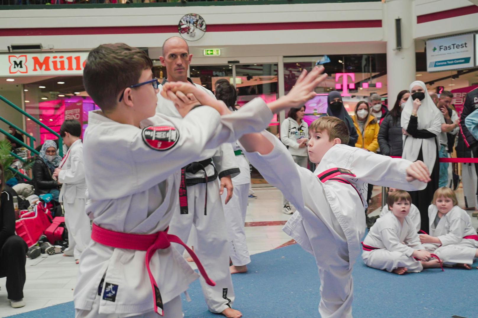 Taekwondo-Turnier brachte Lugner City zum Beben