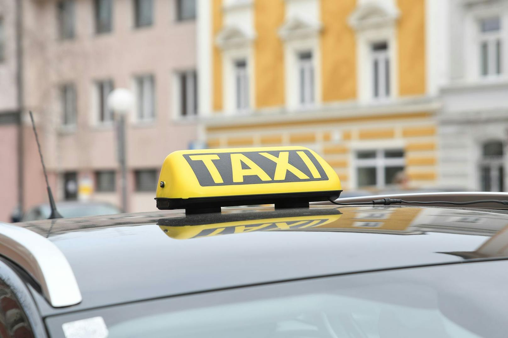 Das Unternehmen "Taxi 40100" bietet gratis Ausbildungsplätze für Geflüchtete aus der Ukraine an. Zusätzlich geht ein Taxigutschein im Wert von 1.000 Euro an die Volkshilfe.