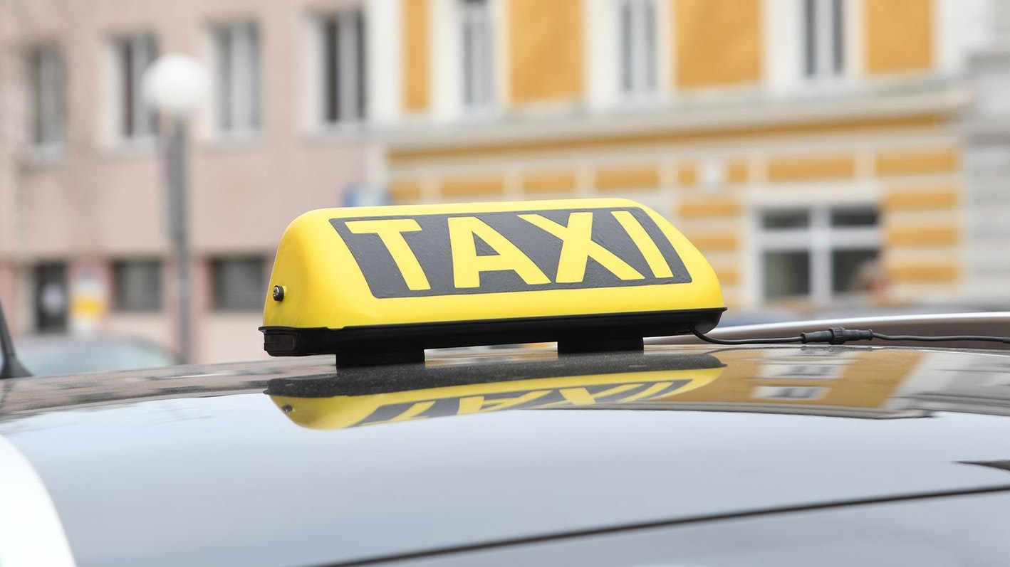 Ein Taxifahrer schlug einen Fahrgast bewusstlos. Noch immer fehlt von dem Mann jede Spur. (Symbolbild)