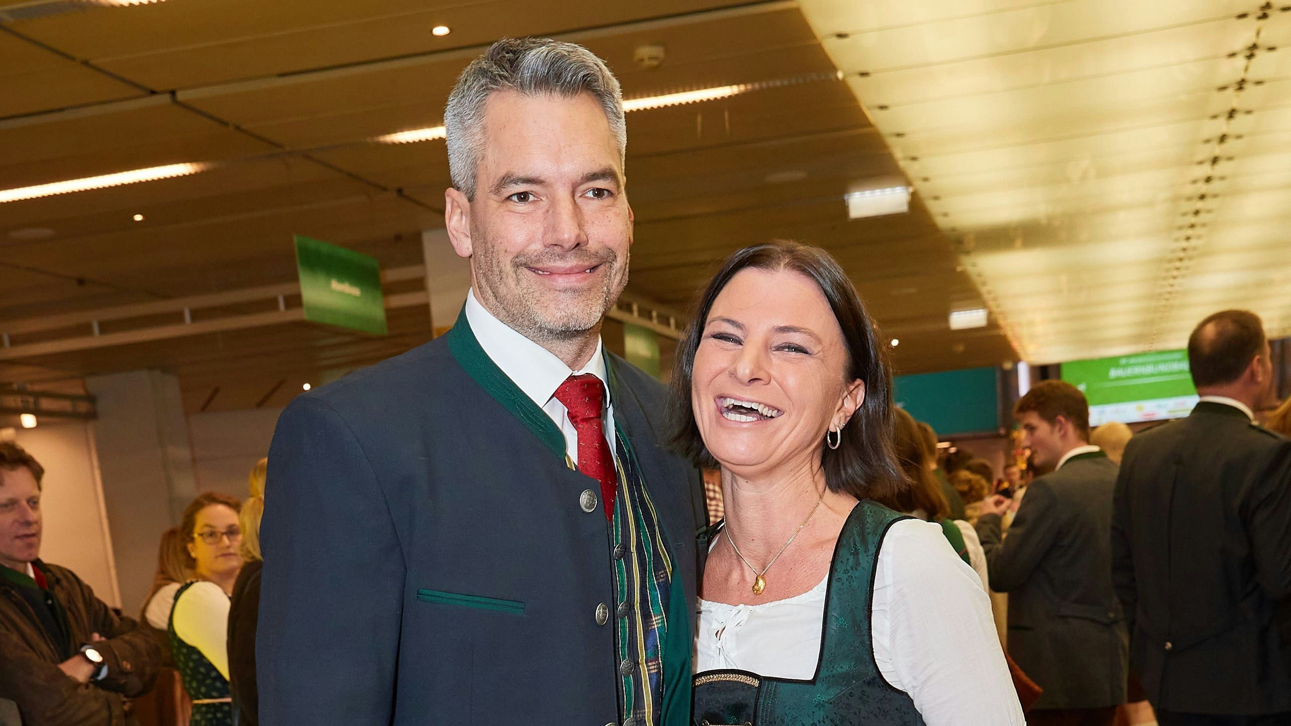 Die Kanzler-Gattin Katharina Nehammer hält sich für gewöhnlich im Hintergrund. Nun spendet sie Geld für die Ukraine. Archivbild. 