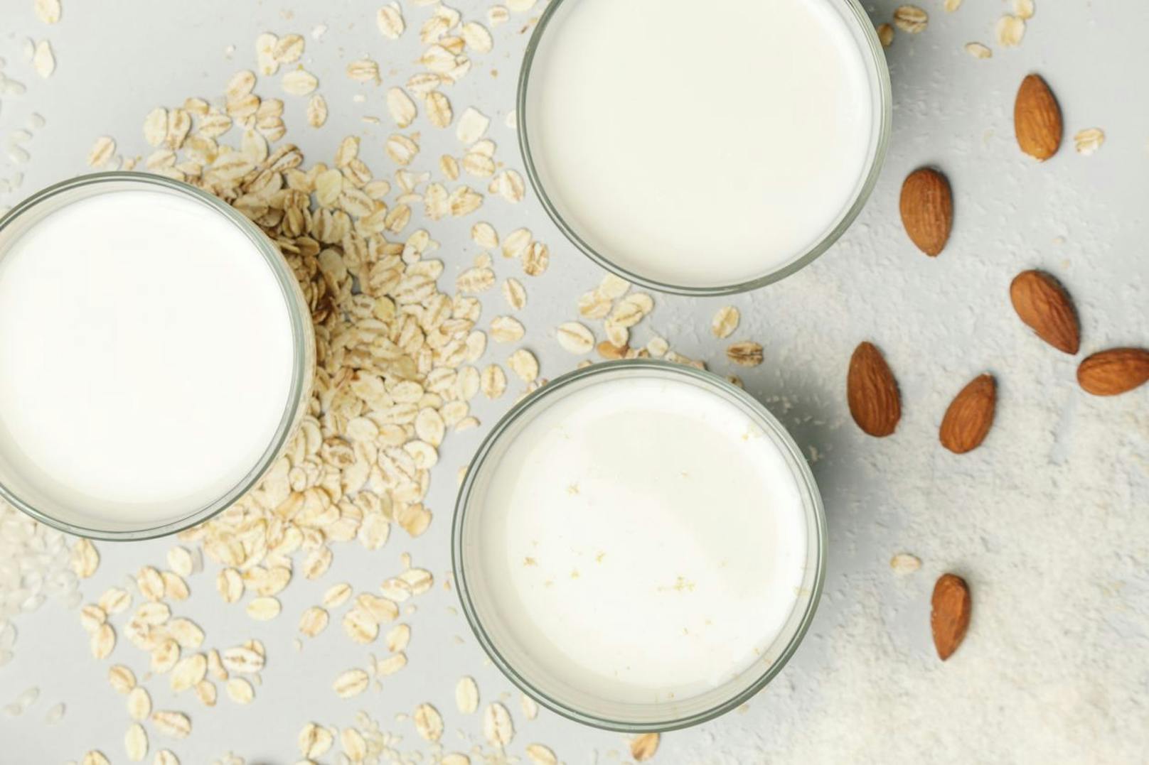 Milchprodukte können durch viele alternative Lebensmittel ersetzt werden. Für die Anwendung kommen Sahne oder auch Crème fraîche in Frage. Anderenfalls kann man auch vegane Optionen nutzen wie Soja-, Hafer-, Mandel-, oder Reismilch.